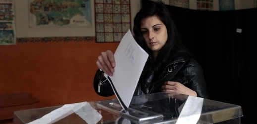 I tato žena odevzdává svůj hlas v bulharských parlamentních volbách. Volební místnost v Sofii.