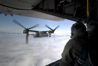Havarovaný Osprey tankuje ve vzduchu (ilustrační foto).