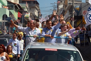 Aécio Neves (uprostřed na autě).