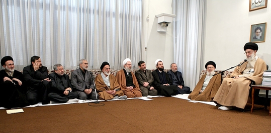 Alí Chameneí v úřadě (vpravo).