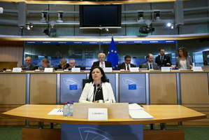 Eva Jourová odpovídá na otázky poslanců europarlamentu.