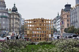 Jedna z venkovních expozic na Václavském náměstí v rámci připravované výstavy Designblok Prague Design.