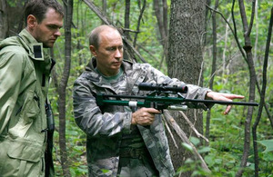 Putin v tajze s uspávací puškou na tygra.