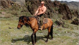 Putin v divočině na koni.