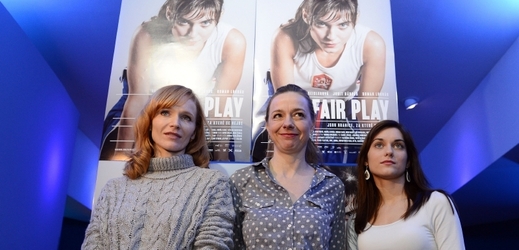Režisérka filmu Fair Play Andrea Sedláčková (uprostřed s herečkami Aňou Geislerovou a Judit Bárdosovou.