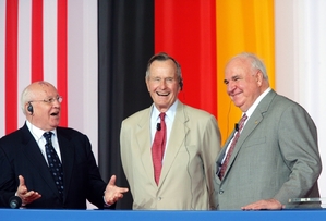 Gorbačov, Bush starší a Kohl roku 2005 v Německu.