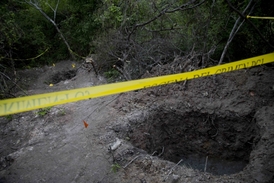 Hroby plné zuhelnatělých těl, které byly nalezeny u města Iguala.