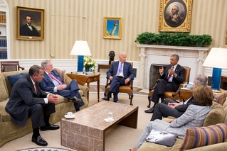 Prezident Obama, viceprezident Biden a další politici v Oválné pracovně.