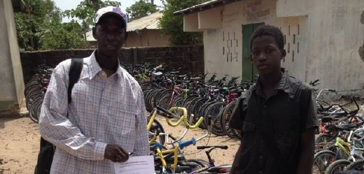 Cyklodílna školy Sanyang Lower Basic School v Gambii obdržela pomoc od projektu Kola pro Afriku.