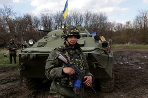 Ukrajinští vojáci s obrněným vozem.