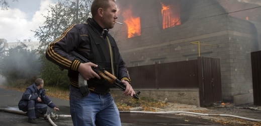 Dům v Doněcku zasažený při palbě ukrajinských jednotek.
