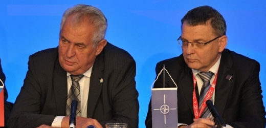 Prezident Miloš Zeman (vlevo) a šéf diplomacie Lubomír Zaorálek.
