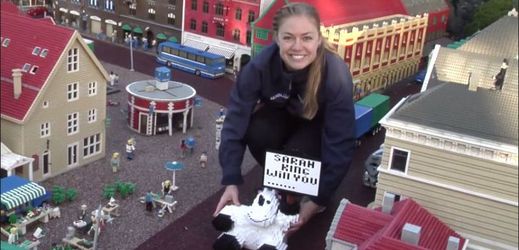 Zaměstnankyně dánského Legolandu připravuje postavičku krávy, která drží ceduli s nápisem určeným pro Sarah.