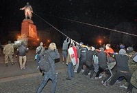 Svrhávání sochy Lenina v Charkově.