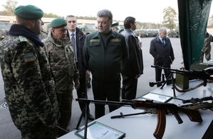 Prezident Porošenko při vizitě velení ukrajinských pohraničníků v Kyjevě.