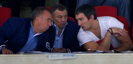 Zleva Andrej Safronov, generální manažer ruské hokejové reprezentace, Arkadij Rotenberg a hokejista Alexander Ovečkin.