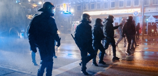 Policisté zasahují proti islamistům a Kurdům v Hamburku.