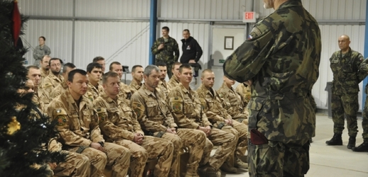 K českým vojákům na základně v afghánském Bagrámu hovoří bývalý náčelník Generálního štábu AČR Petr Pavel.