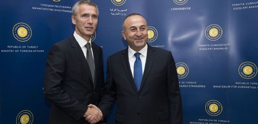 Šéf NATO Stoltenberg a turecký šéf diplomacie Çavuşoglu.