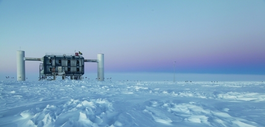 Observatoř IceCube, respektive její část, která vyčnívá nad led.