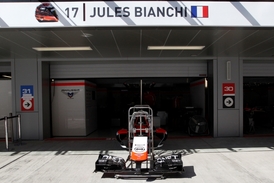 Jméno Julese Bianchiho stále figuruje nad jeho garáží v paddocku.