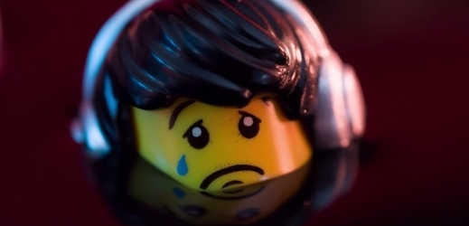 Nešťastná figurka tonoucí se v ropě. Snímek z videa, ve kterém hnutí Greenpeace vyzývá k podpisu petice proti spolupráci firem Lego a Shell.