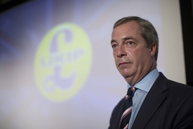 Šéf UKIP Nigel Farage má důvod ke spokojenosti.