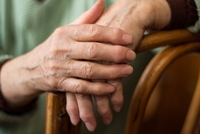 Revmatoidní artritida postihuje lidi všeho věku.