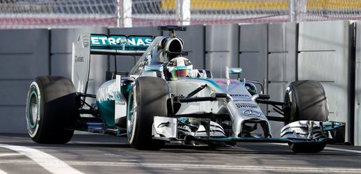 Vedoucí pilot mistrovství světa Lewis Hamilton kraloval tréninkům formulí 1 na novém okruhu v Soči mezi sportovišti únorových olympijských her. 