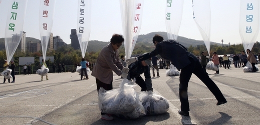 Jihokorejské občanské organizace vyslaly desítku balonů s takřka dvaceti tisíci letáky, dolarovými bankovkami a stovkami filmů.