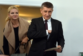Předseda hnutí ANO Andrej Babiš s partnerkou Monikou přicházejí do volební místnosti v Průhonicích, kde odevzdali své hlasy v komunálních volbách.
