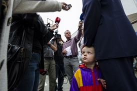 Vicepremiér a předseda KDU-ČSL Pavel Bělobrádek hovoří s novináři, poté co odevzdal 10. října v Náchodě svůj hlas v komunálních volbách. Na snímku je jeho syn Josef.