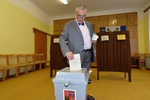 Předseda TOP 09 Karel Schwarzenberg odevzdal v Sýkořicích na Rakovnicku svůj hlas v komunálních a senátních volbách.