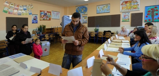 Na snímku je volební místnost okrsku číslo 2016 v Mojžíři.