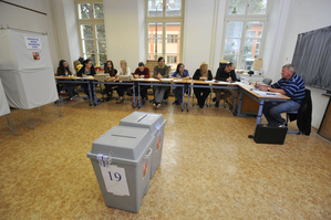 První den voleb do Zastupitelstva města Olomouce. Město je poprvé od komunálních voleb v roce 1990 jedním volebním obvodem. Na hlasovacím lístku formátu A1 je zapsáno 582 kandidátů ze 14 stran a hnutí.