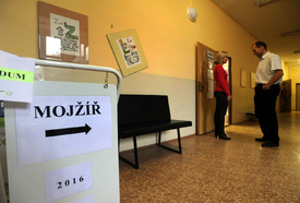 Okrsková volební komise v ústecké čtvrti Mojžíř zaznamenala pokus o ovlivnění voleb nakupováním hlasů sociálně slabých občanů ve prospěch ODS za 200 korun.
