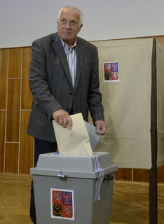 Václav Klaus odevzdává svůj hlas v komunálních volbách.