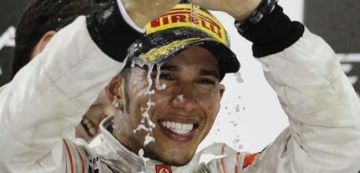 Radující se Lewis Hamilton.