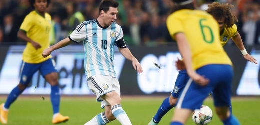 Lionel Messi (v modrobílém).