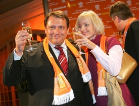 Rozradostněný Paroubek s manželkou Petrou v roce 2008.