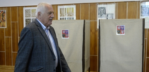 Bývalý prezident Václav Klaus odevzdal 11. října v Praze svůj hlas v komunálních volbách.