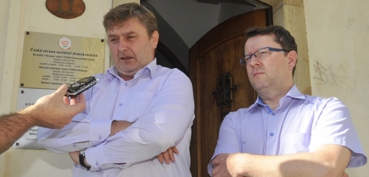 Lídři hnutí ANO Milan Feranec (vlevo) a ČSSD Antonín Staněk jednali 12. října o povolební spolupráci v sídle ČSSD v Olomouci.