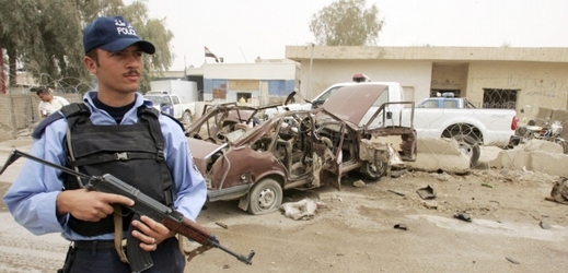 Policista hlídkuje ve městě Bákubá po explozi v roce 2009 (ilustrační snímek).