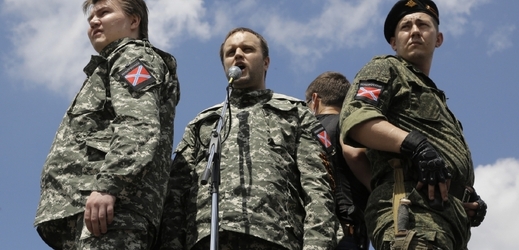 Pavel Gubarev (uprostřed).