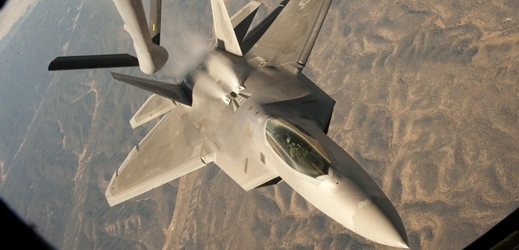 Islamisty bombardují i americké F-22. Na snímku letoun tankuje ve vzduchu.