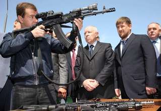 Ruský premiér Medveděv a čečenský prezident Kadyrov (druhá hlava zprava).
