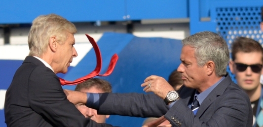 Trenérský střet Arséneho Wengera (vlevo) a Josého Mourinha.