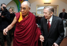 Pro Tibeťany je podle Sanggjä velkým vzorem Václav Havel. 2011 s Dalajlámou.