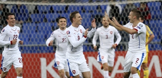 Bořek Dočkal oslavuje se svými spoluhráči. 