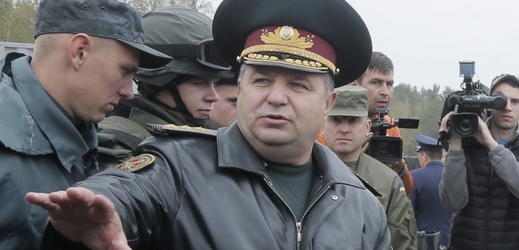 Velitel Národní gardy Stepan Poltorak demonstrantům slíbil výplatu několika tisíc hřiven.